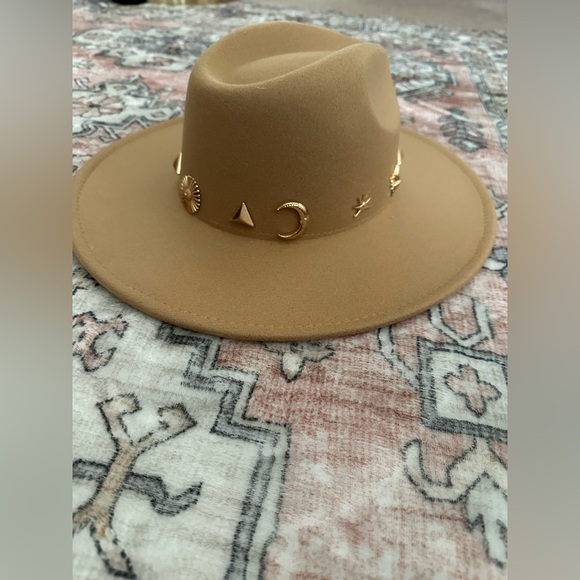 NWT Stylish Tan Fedora with Gold Accents - Picture 2 of 4